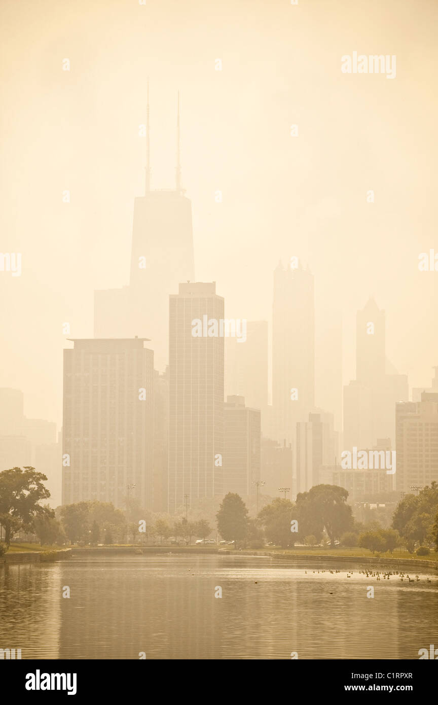Il centro di Chicago nella nebbia da Lincoln Park Foto Stock