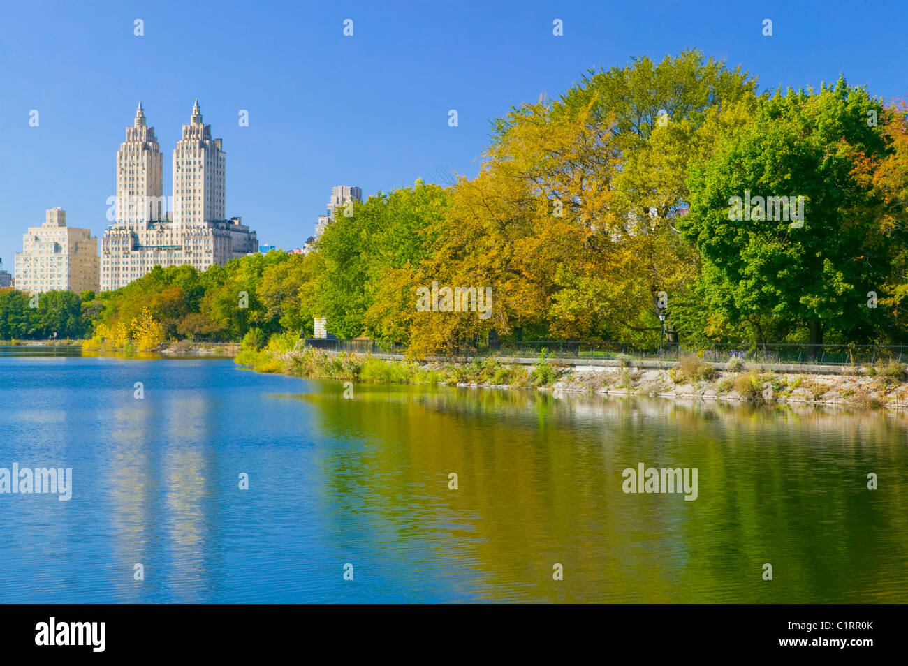 I colori autunnali sono riflessi sull'Jacqueline Kennedy Onassis Reservoir, Central Park Conservancy Foto Stock