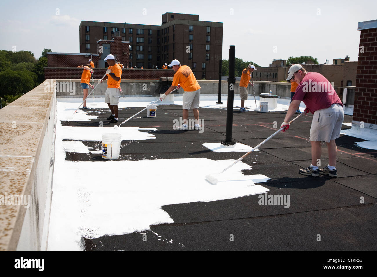 Vernice volontari Bronx, NY tetto con specializzato materiale di rivestimento che ha una elevata riflettanza solare ed emissività nell'infrarosso Foto Stock