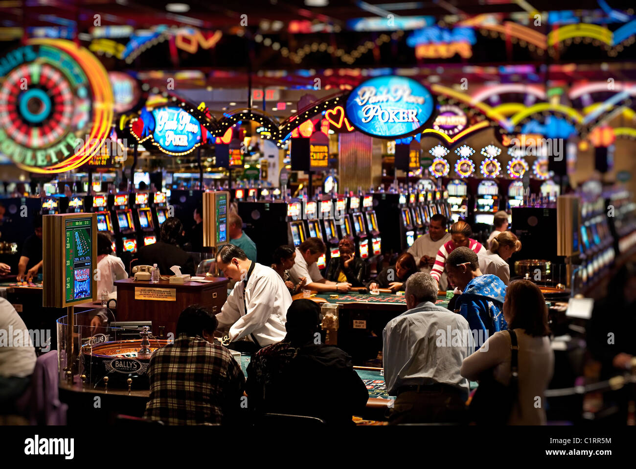 Casino tavolo da roulette e le slot machines, Atlantic City, New Jersey Foto Stock