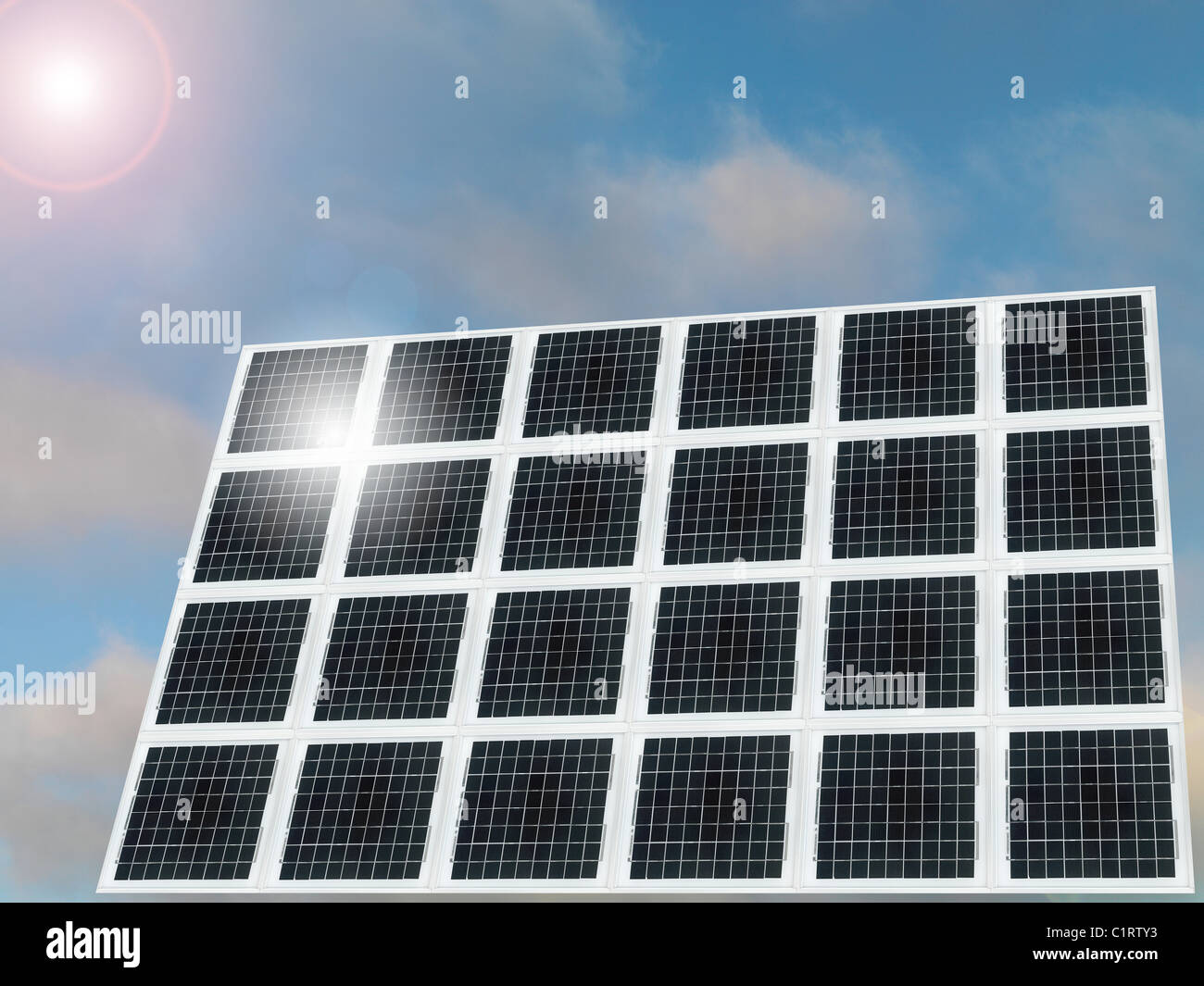 Pannelli solari isolati contro un cielo nuvoloso Foto Stock