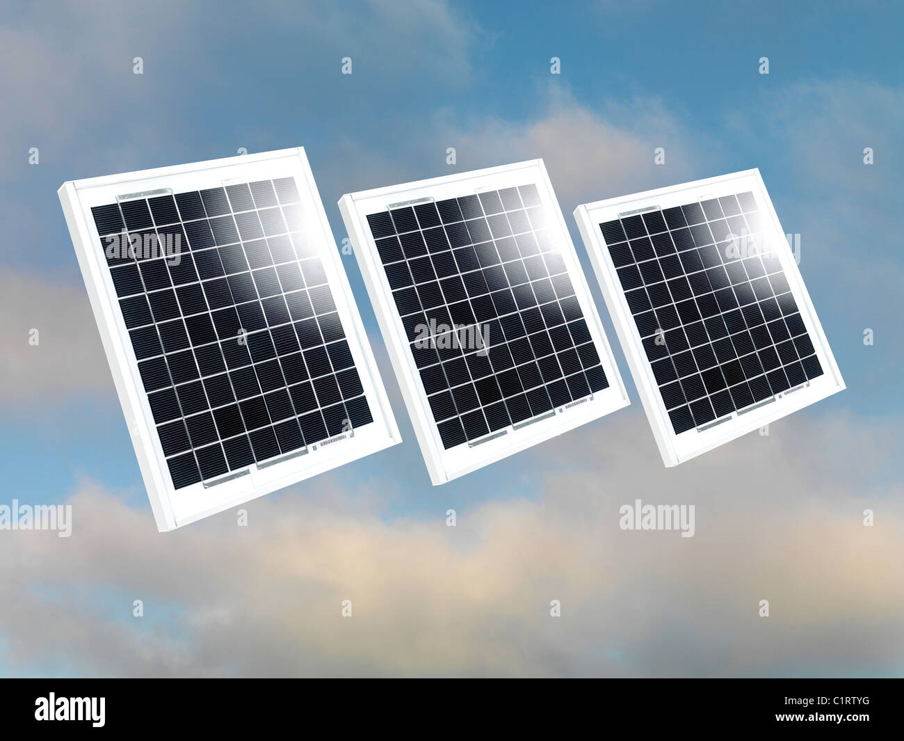 Pannelli solari isolati contro un cielo nuvoloso Foto Stock