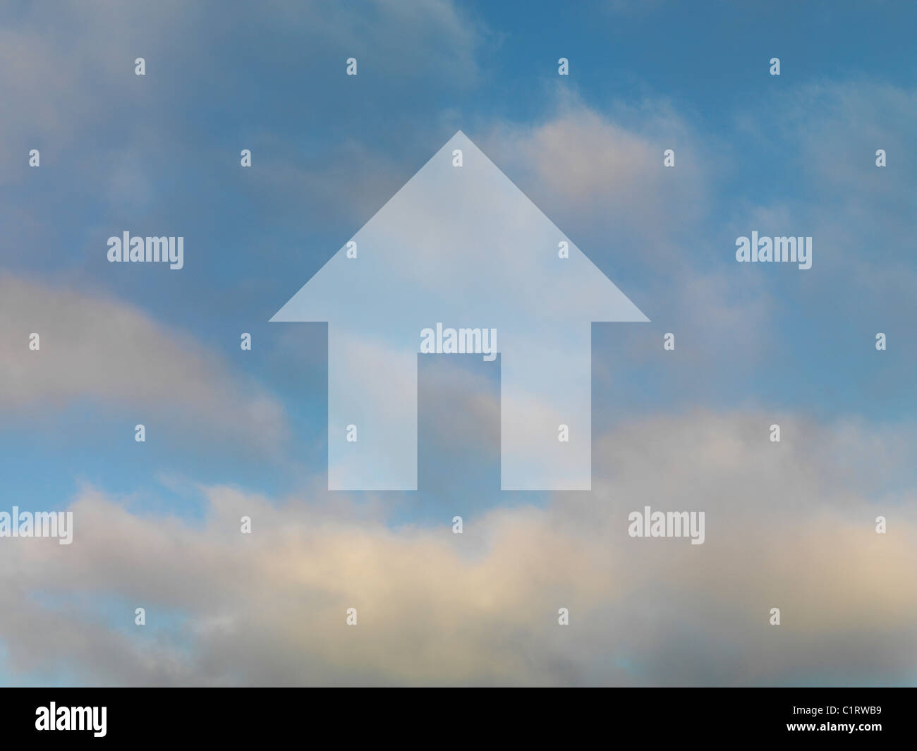 Una casa insieme contro un cielo blu Foto Stock