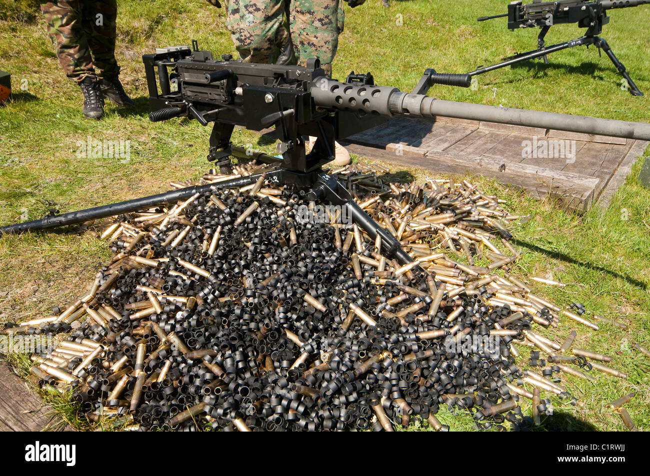 Un 0,50 Caliber Browning Machine Gun con un mucchio di casi esaurito e collegamenti. Foto Stock
