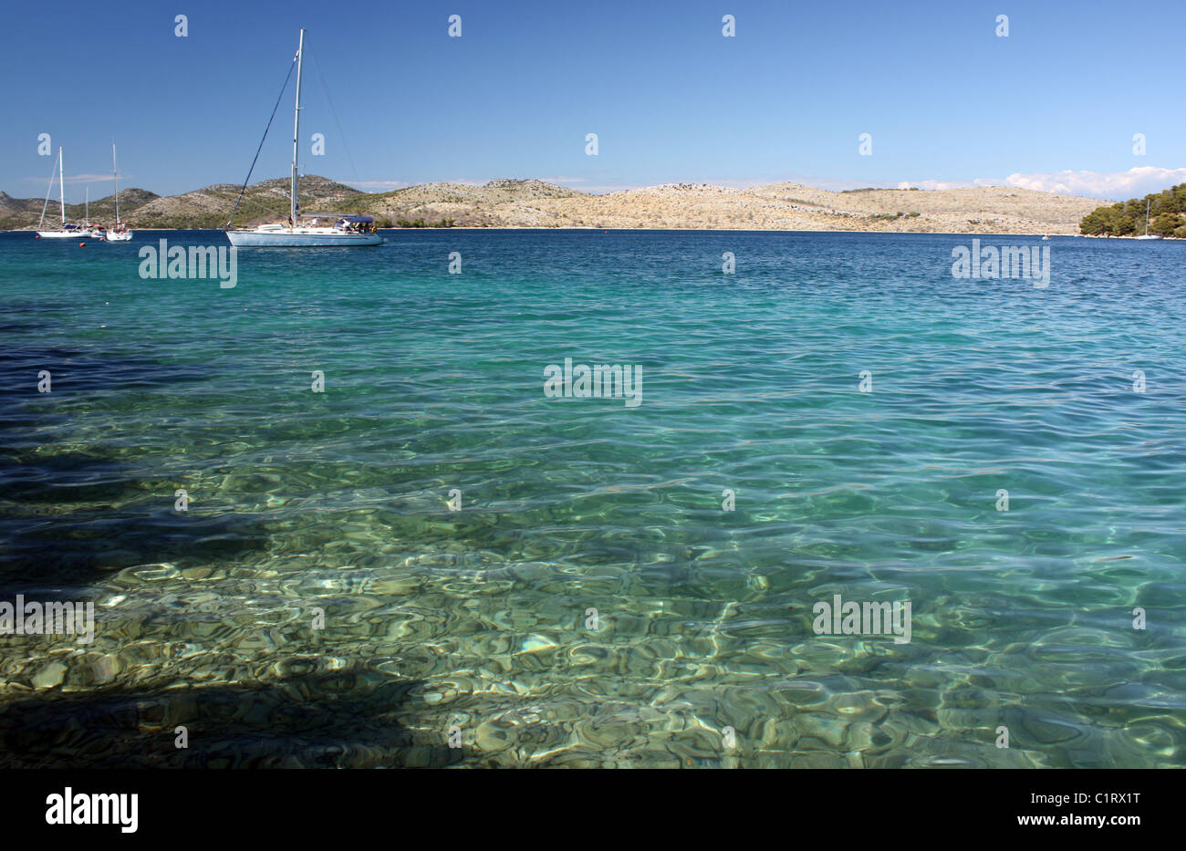 Yacht ormeggiati nel Parco Nazionale di Kornati Dalmazia Croazia Mare Adriatico Foto Stock