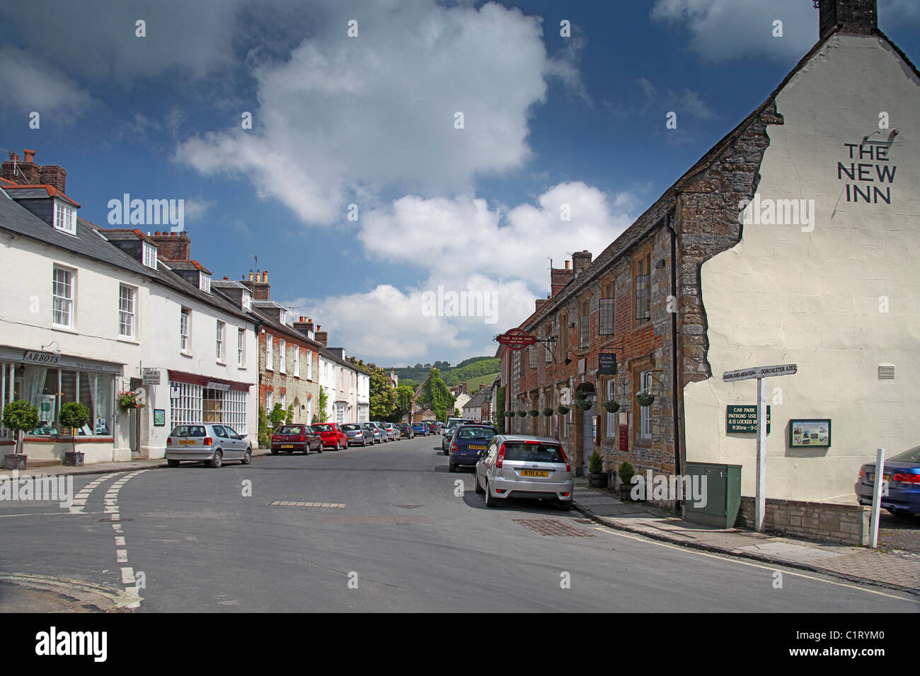 Long Street e il New Inn in Cerne Abbas village, Dorset, England, Regno Unito Foto Stock