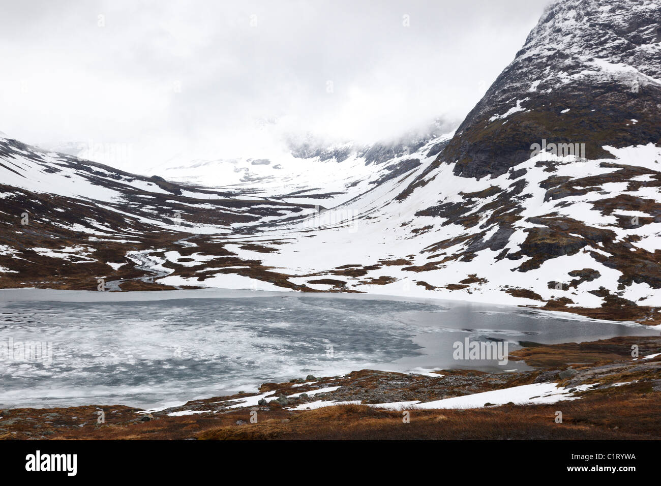 Gelido lago di montagna Foto Stock