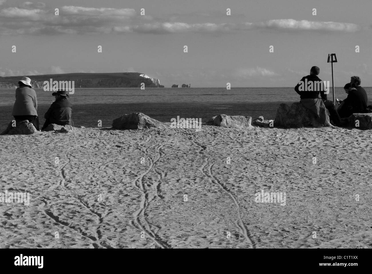 Quattro persone a guardare fuori per l'Isola di Wight e gli aghi. Foto Stock