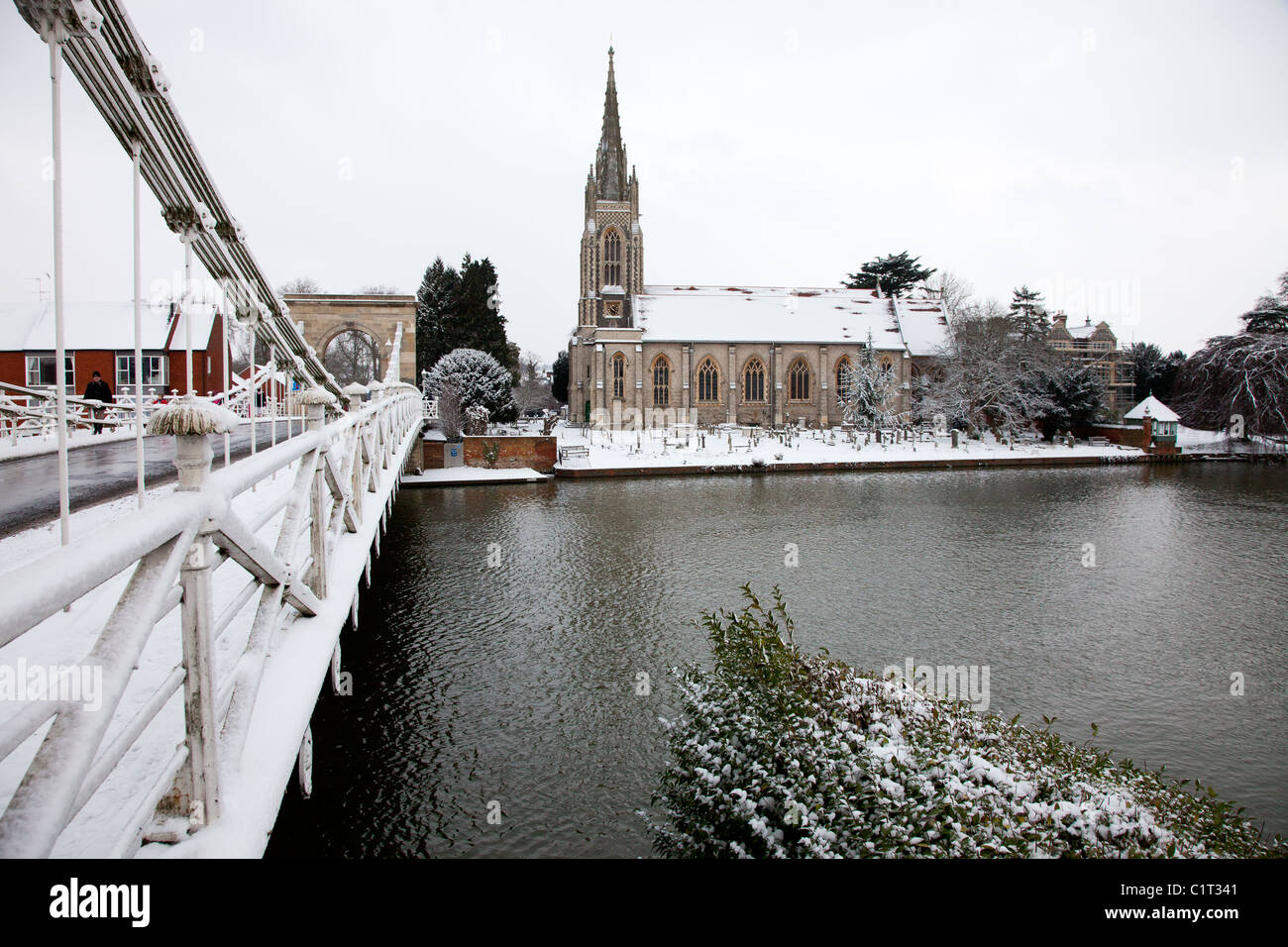 Marlow Bridge e Chiesa di Tutti i Santi nella neve, il fiume Tamigi, Marlow, Buckinghamshire Foto Stock