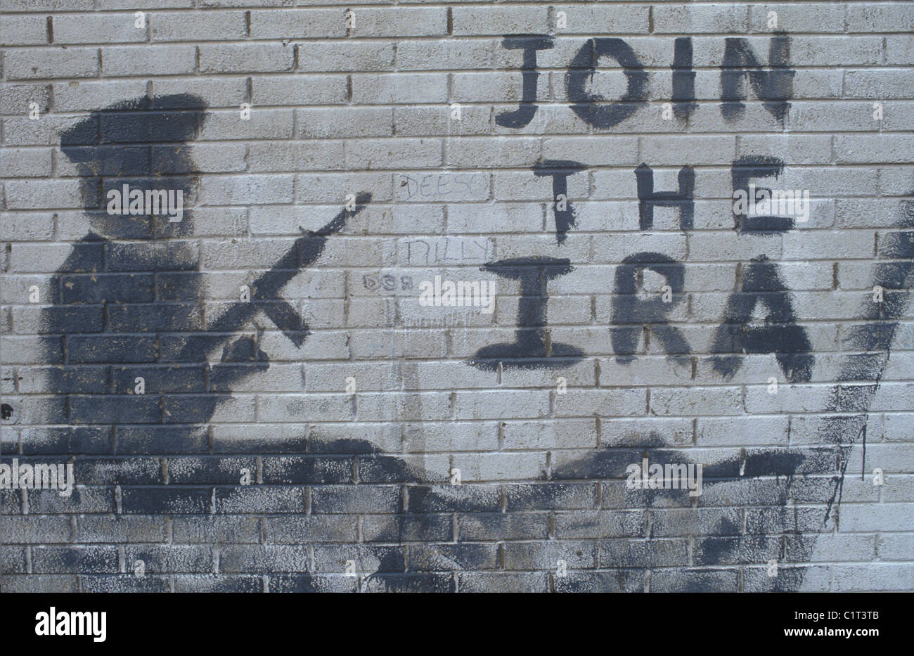 Belfast i problemi anni '80. Unisciti ai graffiti dell'IRA, raffiguranti un soldato dell'esercito repubblicano irlandese 1981 UK HOMER SYKES Foto Stock