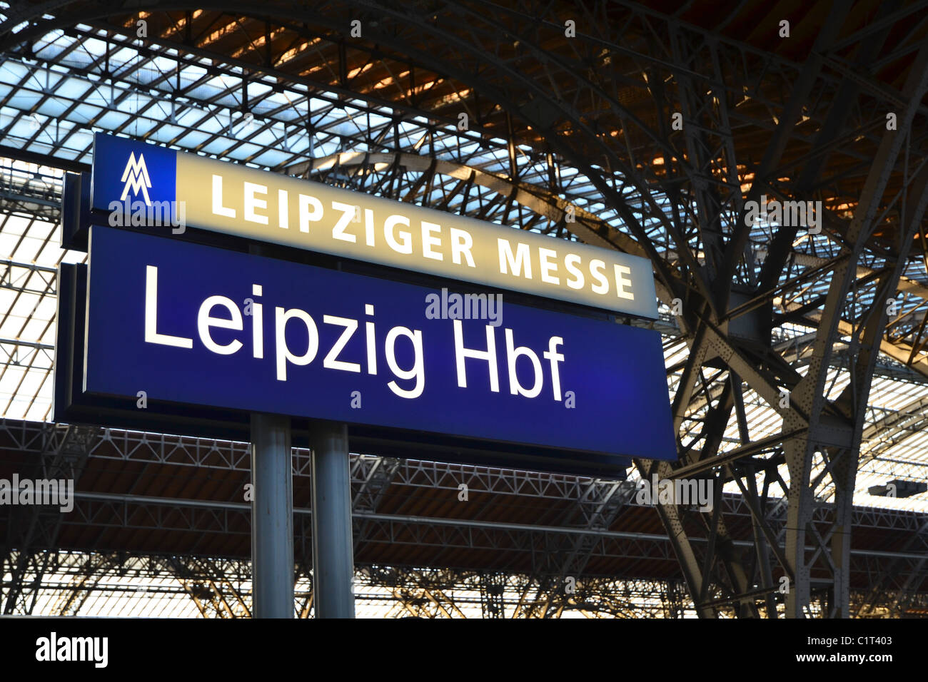 Segno della piattaforma a Lipsia stazione ferroviaria Foto Stock