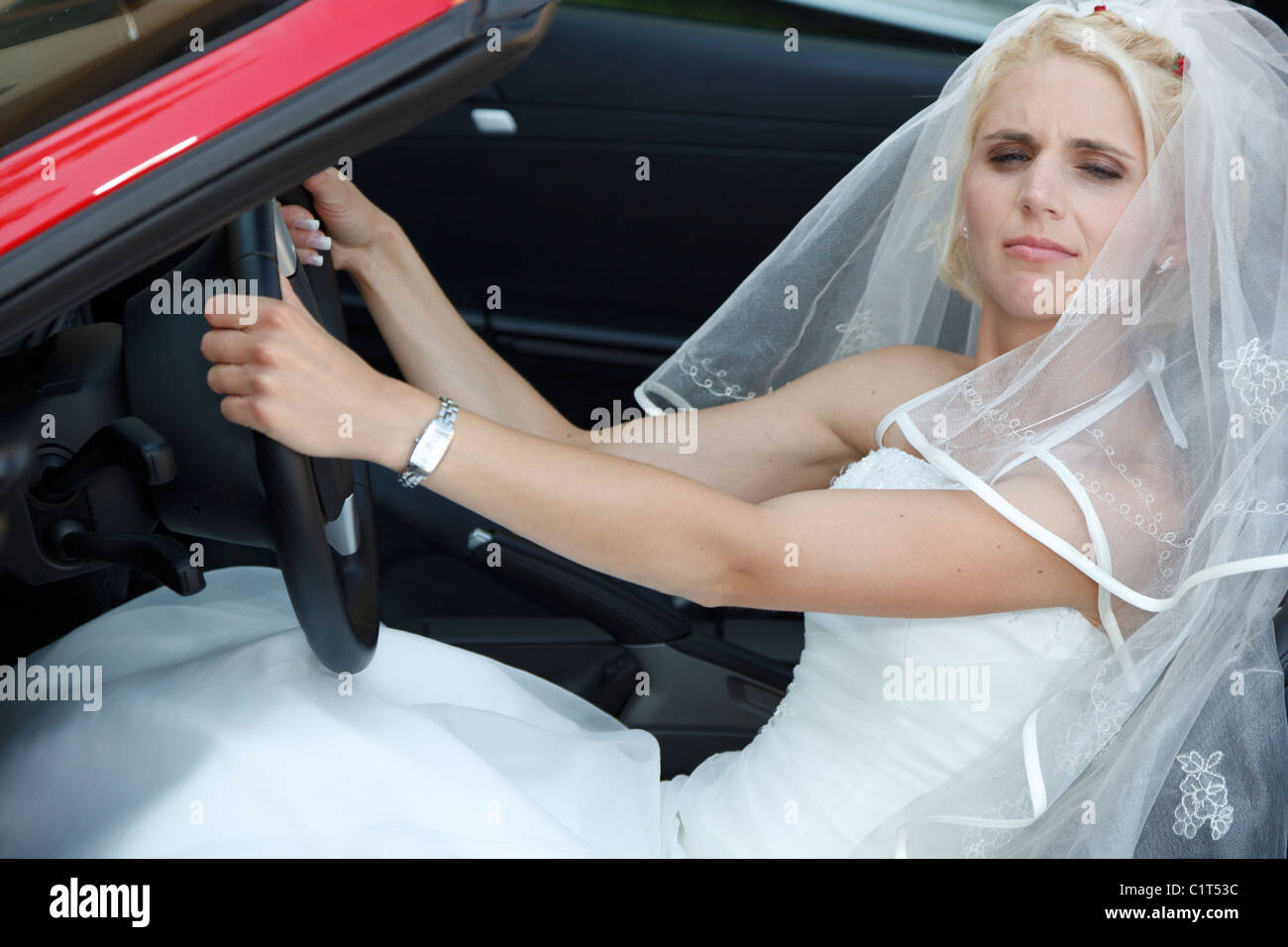 Sposa in rosso auto sportiva Foto Stock