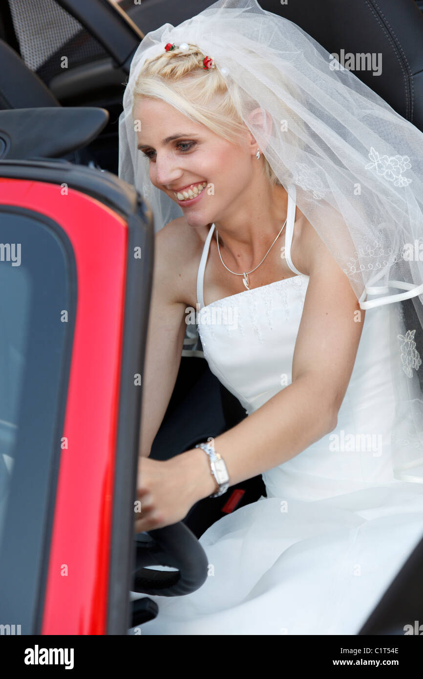 Sposa in rosso auto sportiva Foto Stock