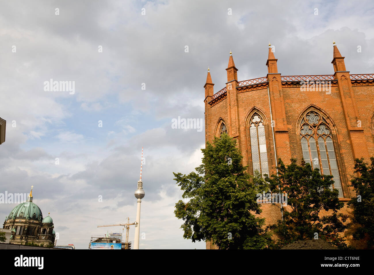 Germania, Berlino, Friedrichswerder Chiesa, Fernsehturm torre della televisione e la Cattedrale di Berlino visibile in background Foto Stock