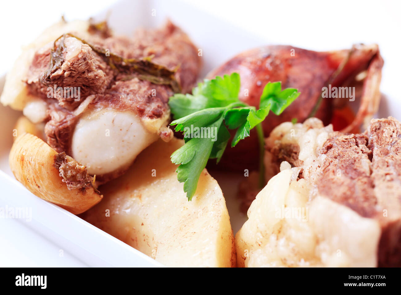 Bollito di manzo e ortaggi a radice in un crogiolo di porcellana Foto Stock