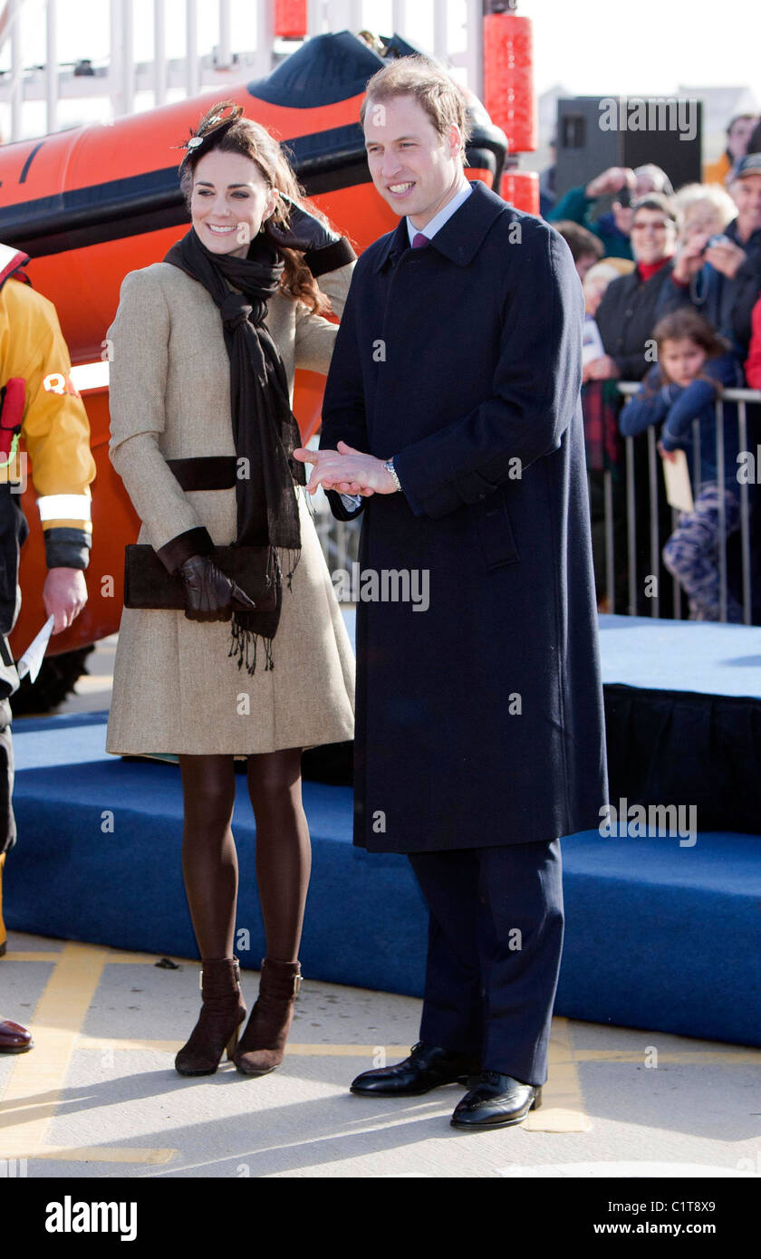 Il principe William e Kate Middleton frequentare una scialuppa di salvataggio RNLI cerimonia di denominazione in Anglesey, Galles nel febbraio 2011 Foto Stock