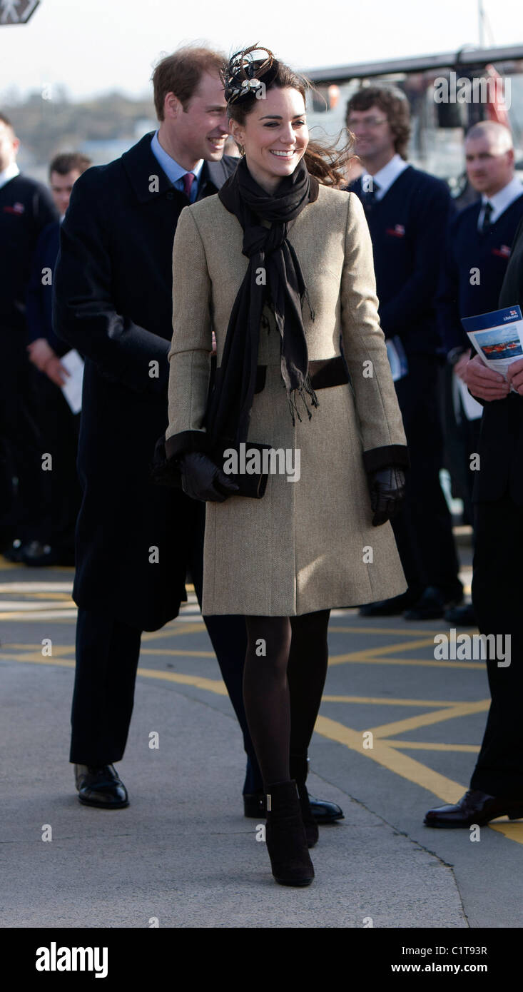 Il principe William e Kate Middleton frequentare una scialuppa di salvataggio RNLI cerimonia di denominazione in Anglesey, Galles nel febbraio 2011 Foto Stock