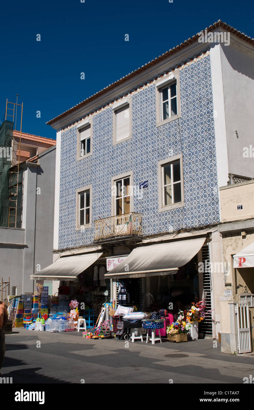 Un hardware shop visualizza la sua buona sul marciapiede nella città di Sintra, vicino Lison Portogallo. L'edificio presenta una facciata con piastrelle. Foto Stock