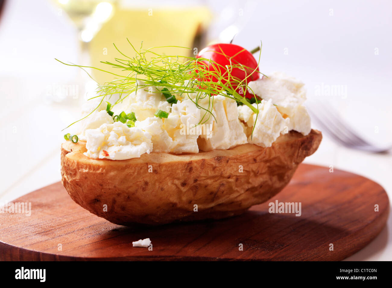 Patate al forno conditi con formaggio - primo piano Foto Stock
