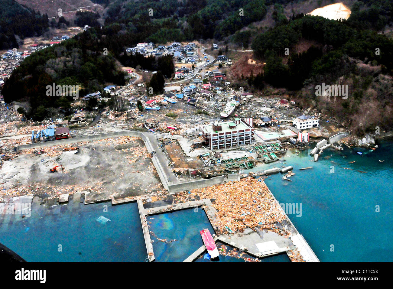 Una veduta aerea di danneggiamento Wakuya, Giappone dopo un 9.0 terremoto di magnitudine e successiva dallo tsunami che ha devastato l'area. Foto Stock