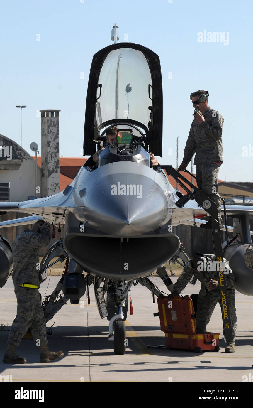 Stati Uniti Air Force F-16 Fighting Falcon membri di equipaggio eseguire la post-controlli di volo presso Aviano Air Force Base in Italia, dopo l'F- Foto Stock