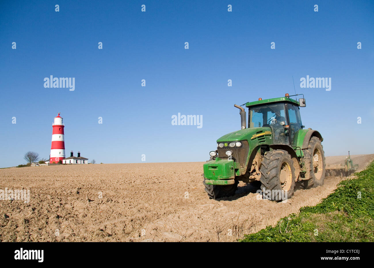 John Deere trattore 7920 lavorando in un campo di NORFOLK REGNO UNITO. Il lavoro è la preparazione per la foratura di barbabietole da zucchero. Foto Stock