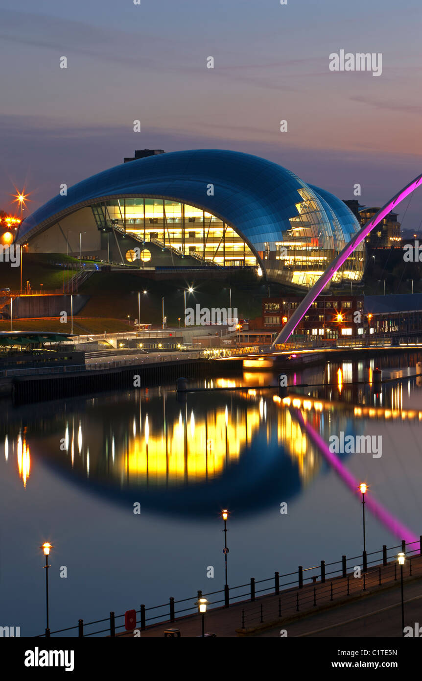 Notte Tempo di riflessioni del Sage Gateshead e Gateshead Millennium Bridge, Newcastle Gateshead Quayside, Tyne and Wear Foto Stock