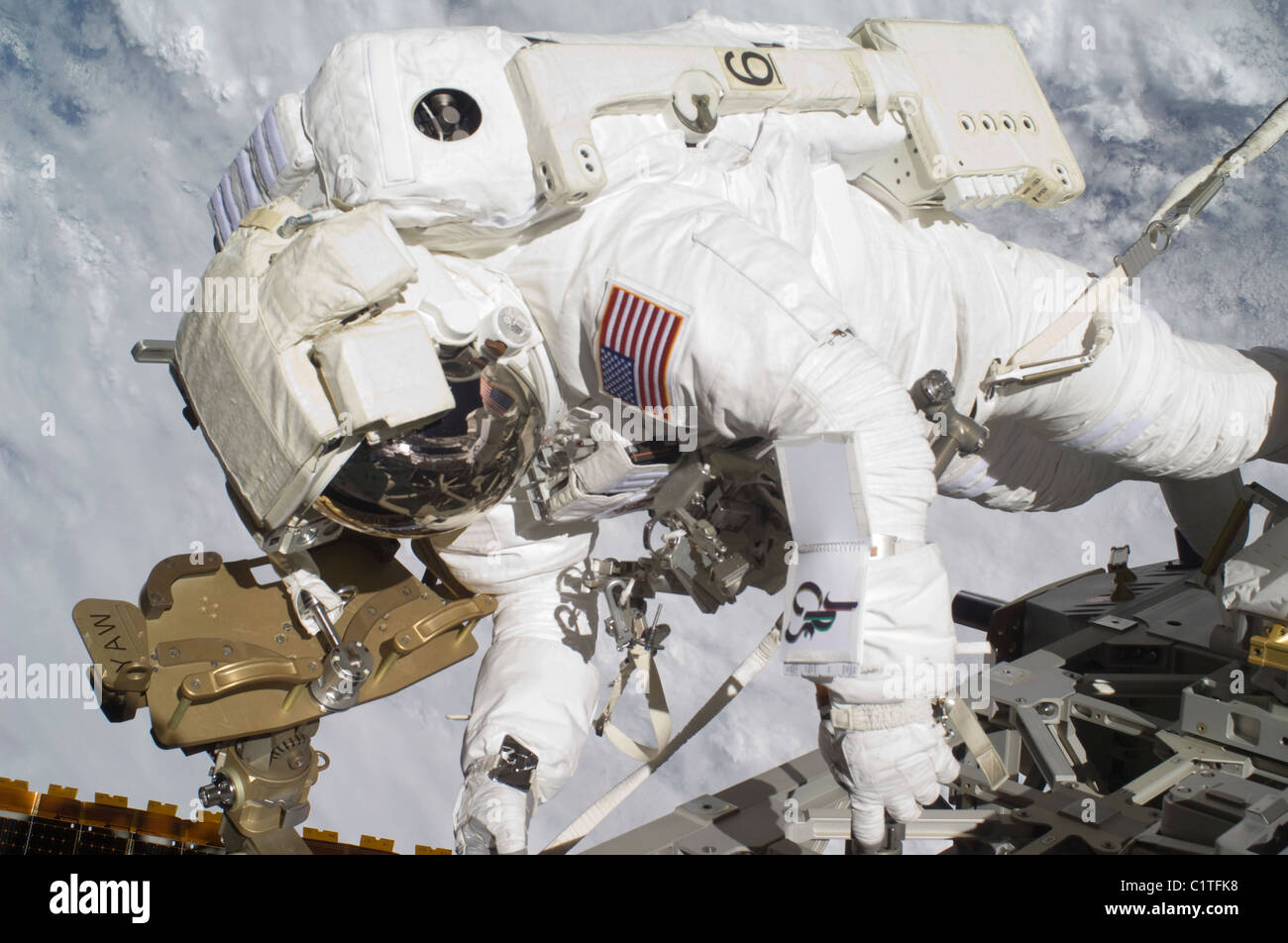 Un astronauta partecipa a una sessione di attività extravehicular. Foto Stock