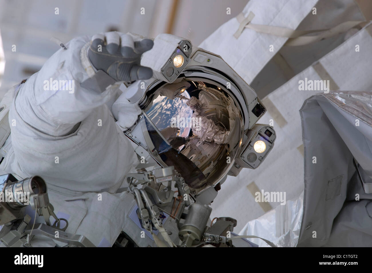 Astronauta partecipa a una sessione di attività extravehicular. Foto Stock