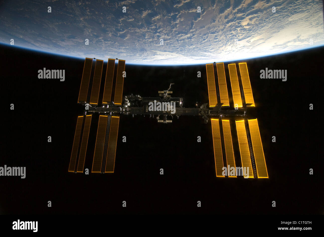 Stazione Spaziale Internazionale backdropped contro la massa di orizzonte. Foto Stock