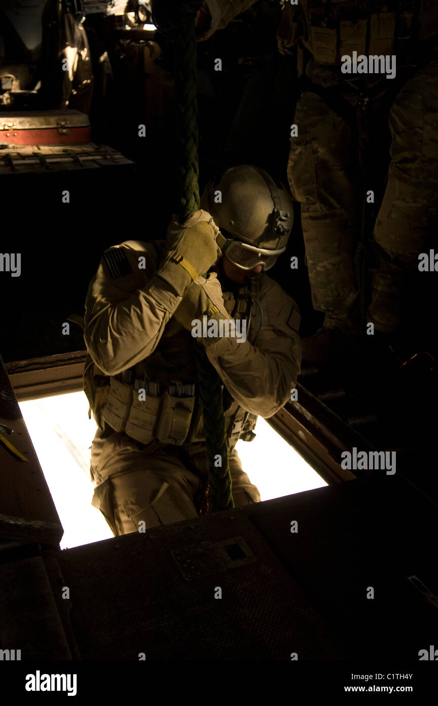 Un U.S. Air Force pararescueman inizia la sua discesa dal ventre di un CH-53E Super Stallion. Foto Stock