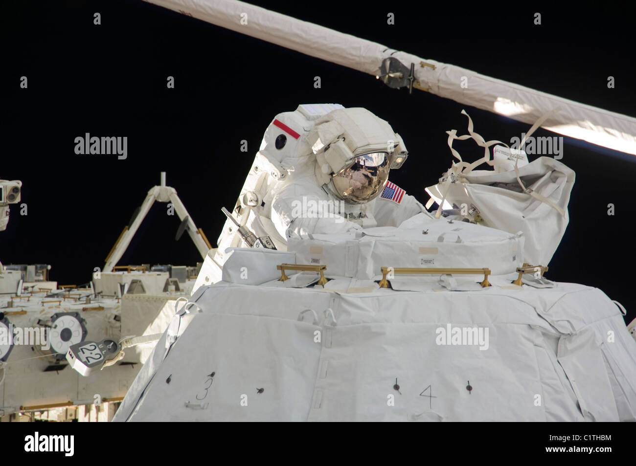 Astronauta partecipa a una sessione di attività extravehicular. Foto Stock