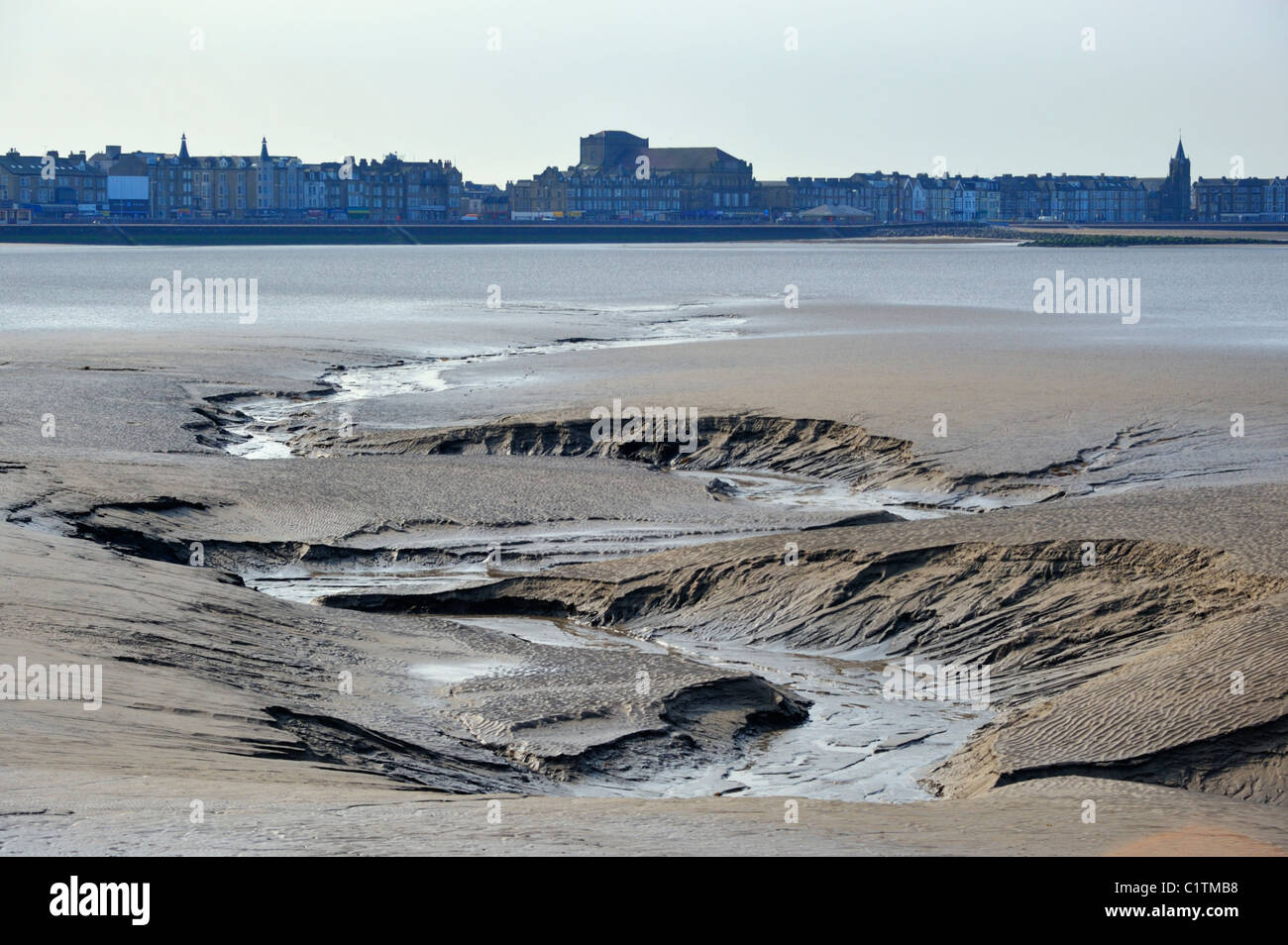 Marine Drive e velme visto dal molo di pietra, Morecambe Bay. Morecambe, Lancashire, Inghilterra, Regno Unito, Europa. Foto Stock