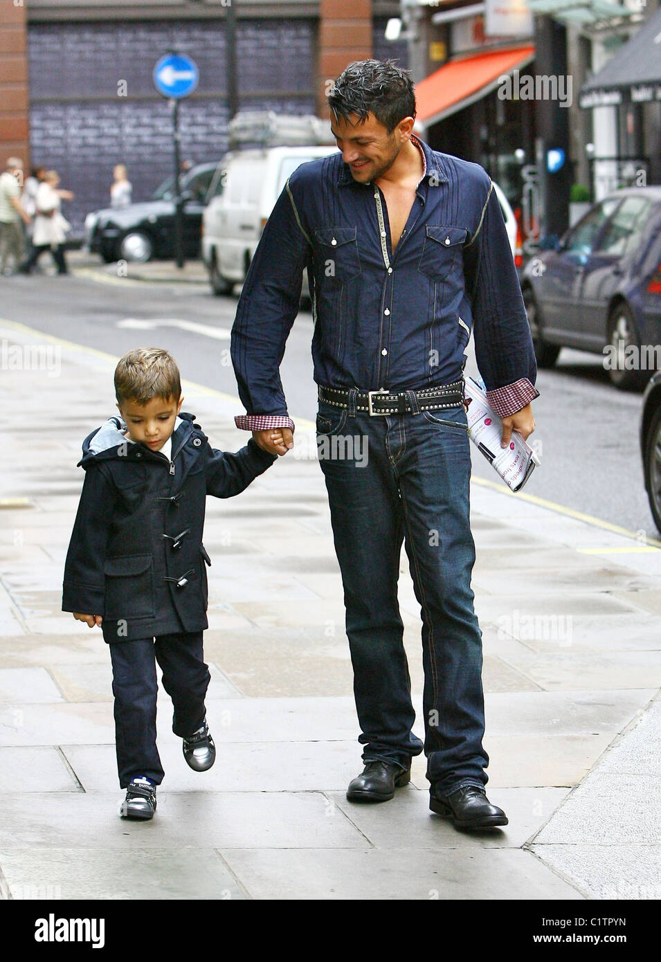 Peter Andre lasciando il Sanctum hotel con suo figlio Junior Andre Londra Inghilterra - 04.08.09 Mark Douglas/ Foto Stock