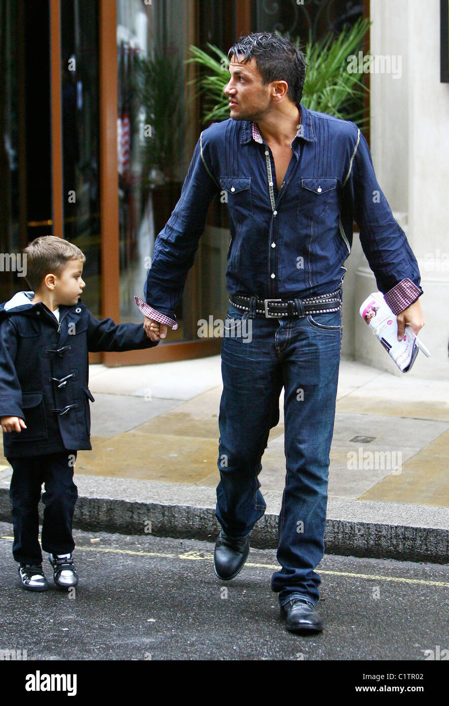 Peter Andre lasciando il Sanctum hotel con suo figlio Junior Andre Londra Inghilterra - 04.08.09 Mark Douglas/ Foto Stock