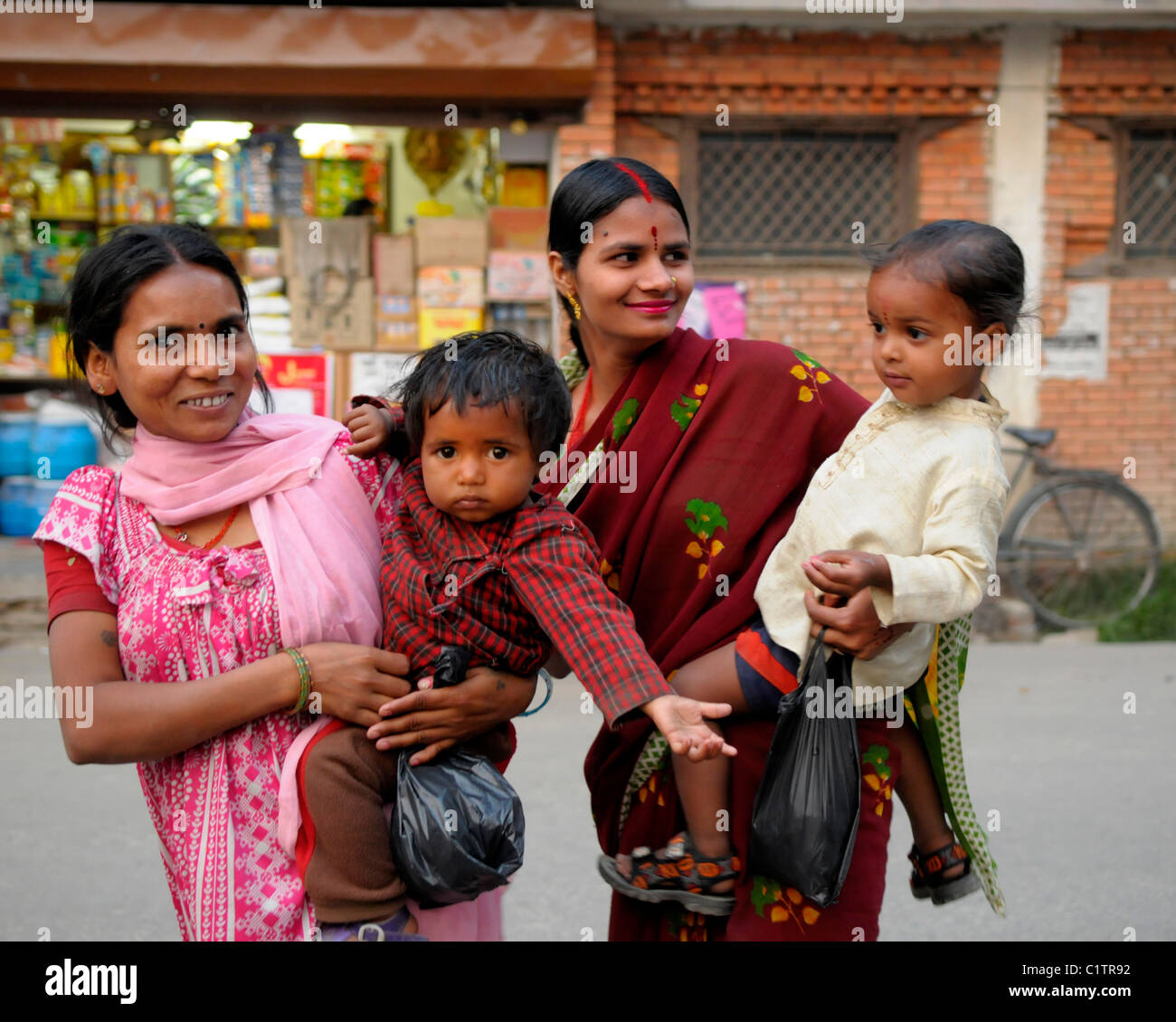Nepalesi per le mamme con i figli, i nepalesi , la vita a Kathmandu , kathmandu vita di strada , il Nepal Foto Stock