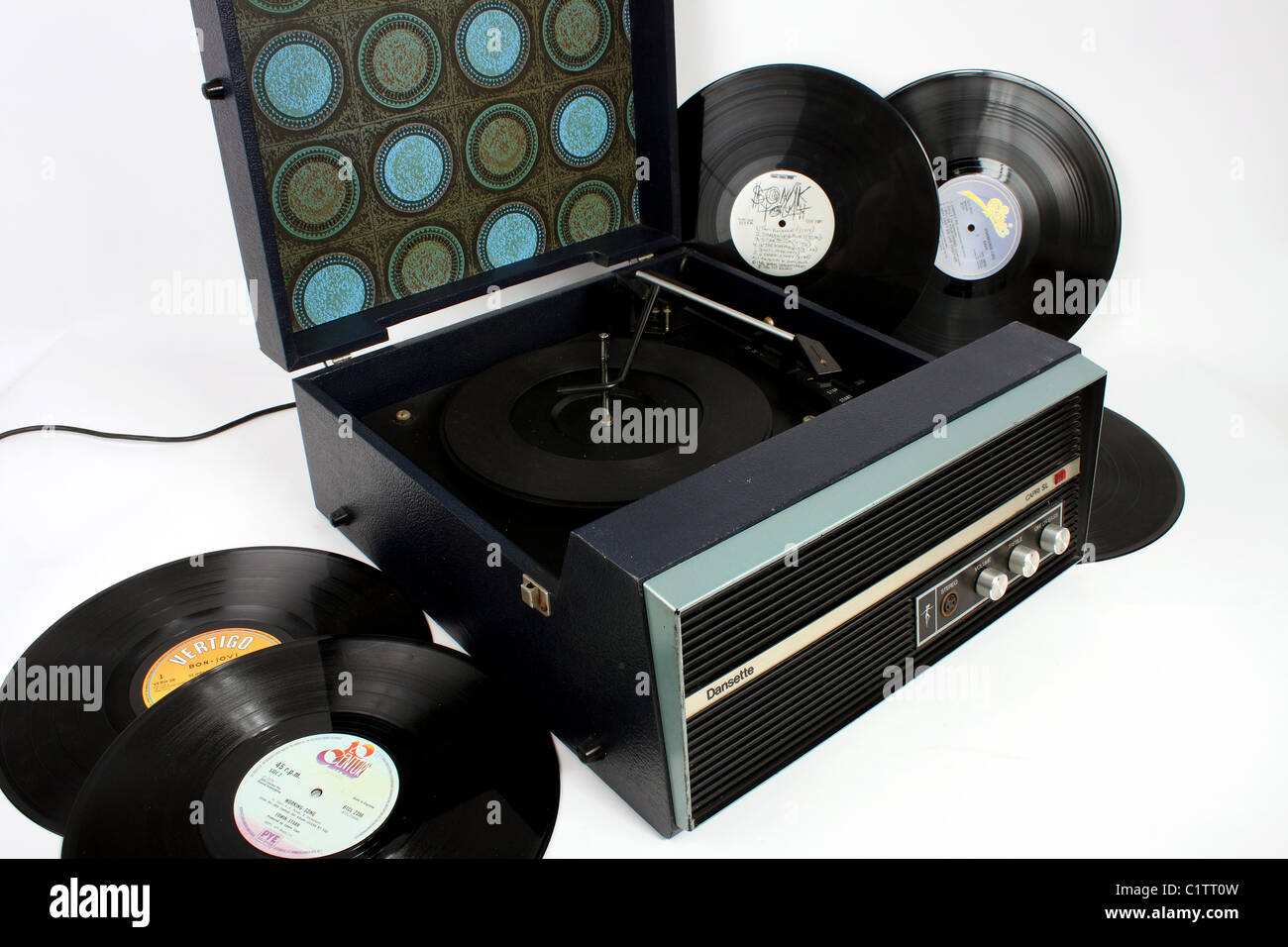 Un Dansette record giocatore e una selezione di LP in vinile singoli e album, un grande intrattenimento retrò elemento musicale. Foto Stock