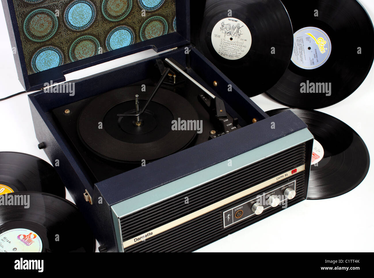 Un Dansette record giocatore e una selezione di LP in vinile singoli e album, un grande intrattenimento retrò elemento musicale. Foto Stock