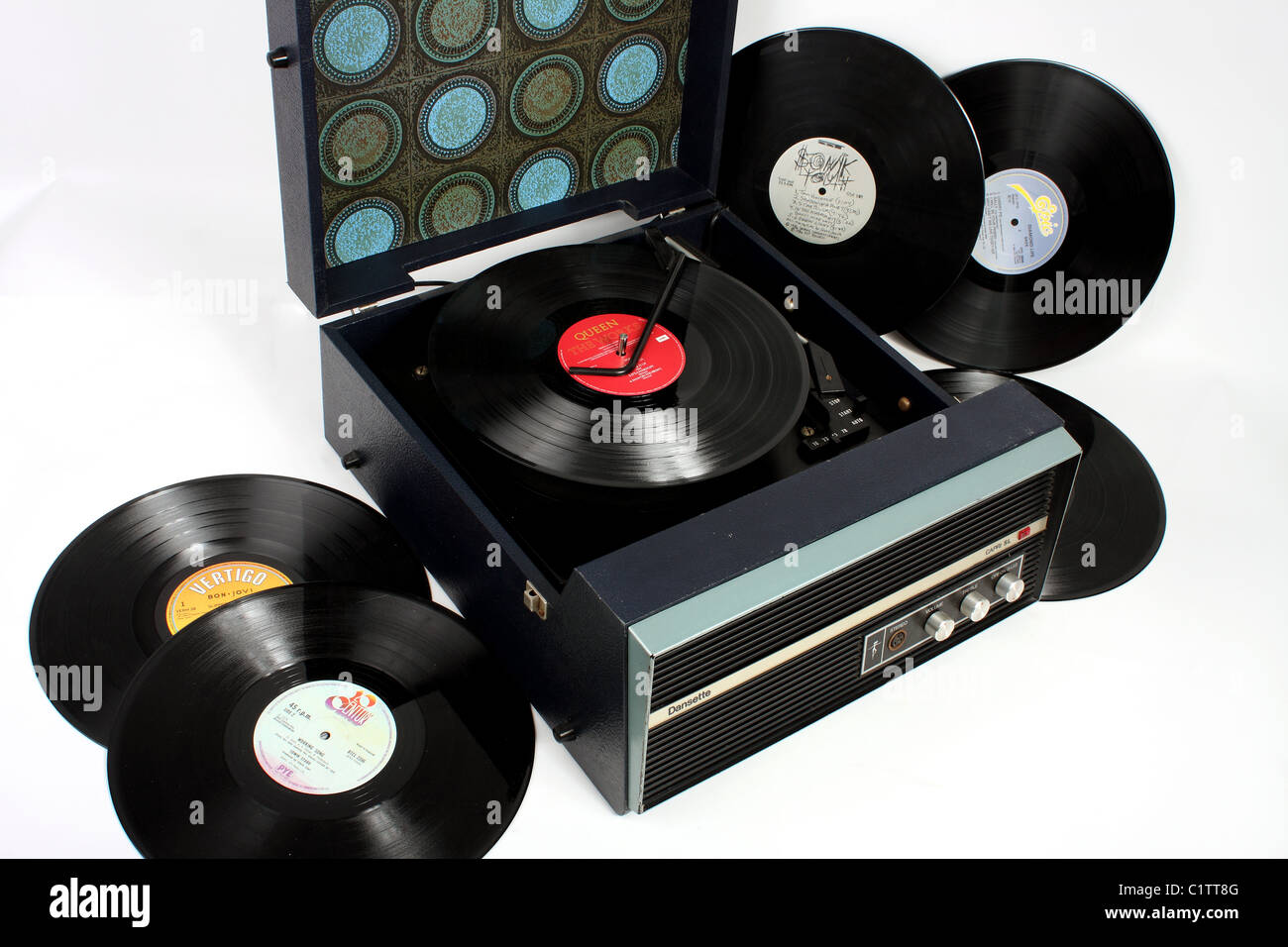 Un Dansette record giocatore e una selezione di LP in vinile singoli e album, un grande intrattenimento retrò elemento musicale. Foto Stock
