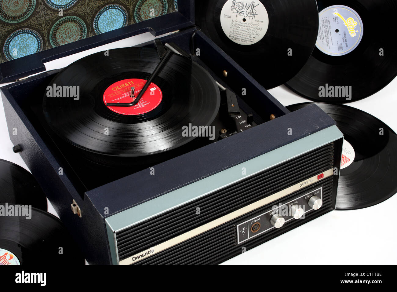 Un Dansette record giocatore e una selezione di LP in vinile singoli e album, un grande intrattenimento retrò elemento musicale. Foto Stock