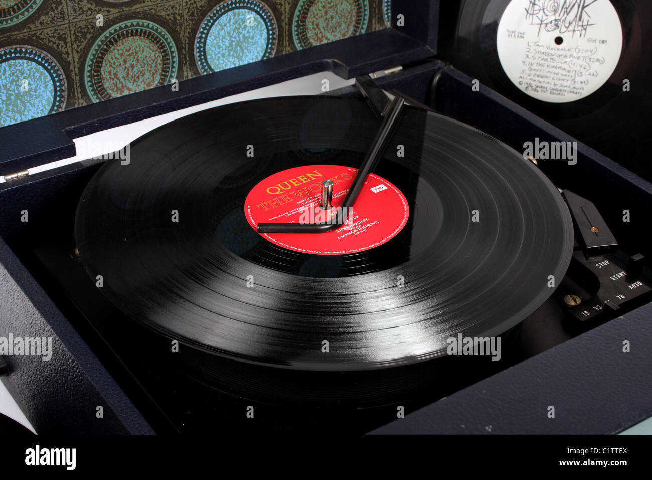 Un Dansette record giocatore e una selezione di LP in vinile singoli e album, un grande intrattenimento retrò elemento musicale. Foto Stock