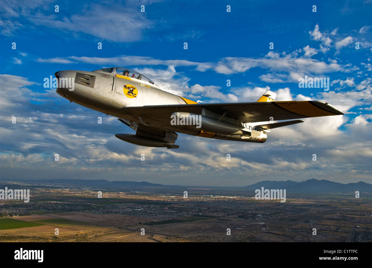 Un F-86 Sabre jet in volo su Glendale, Arizona. Foto Stock