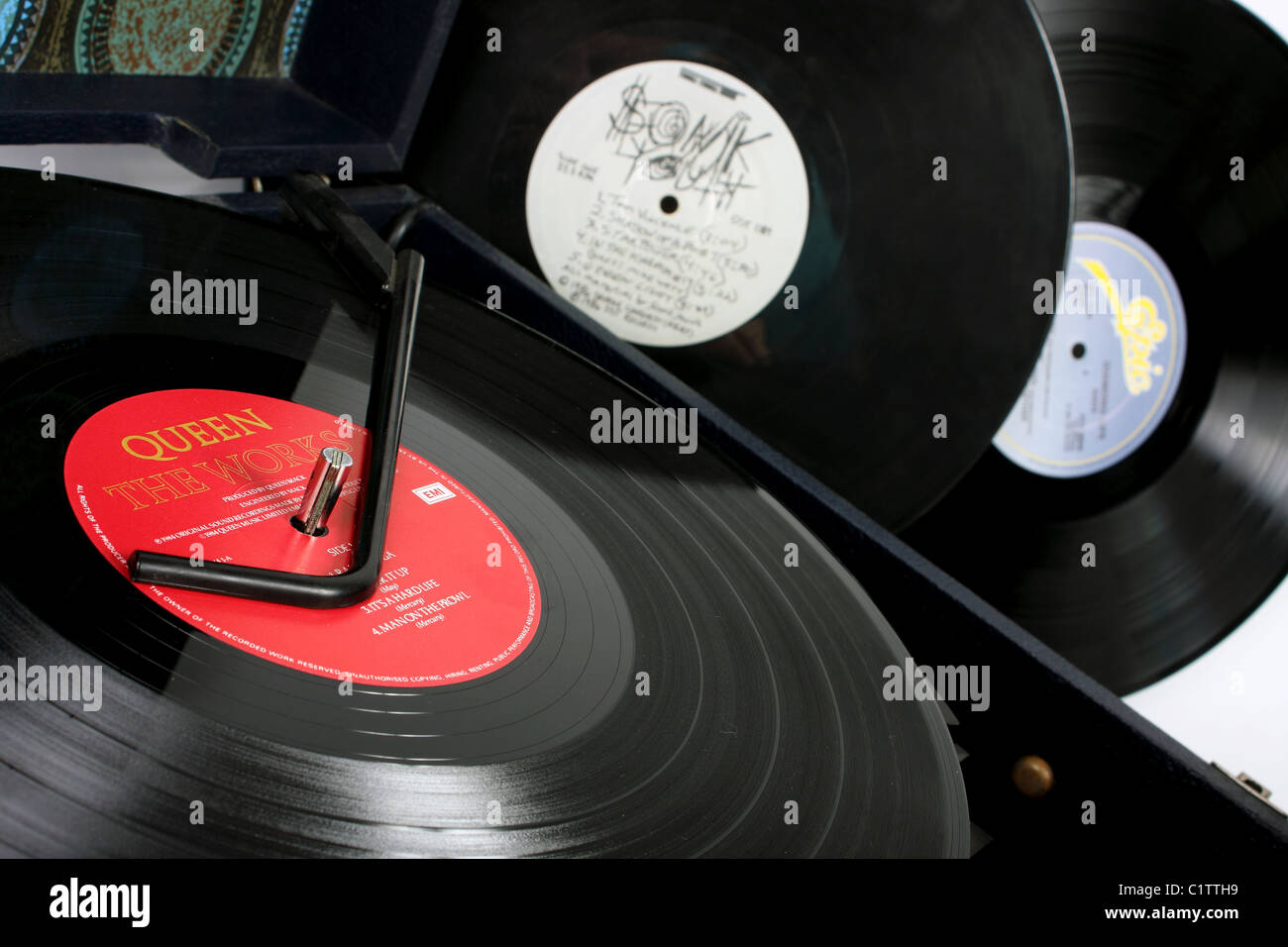 Un Dansette record giocatore e una selezione di LP in vinile singoli e album, un grande intrattenimento retrò elemento musicale. Foto Stock