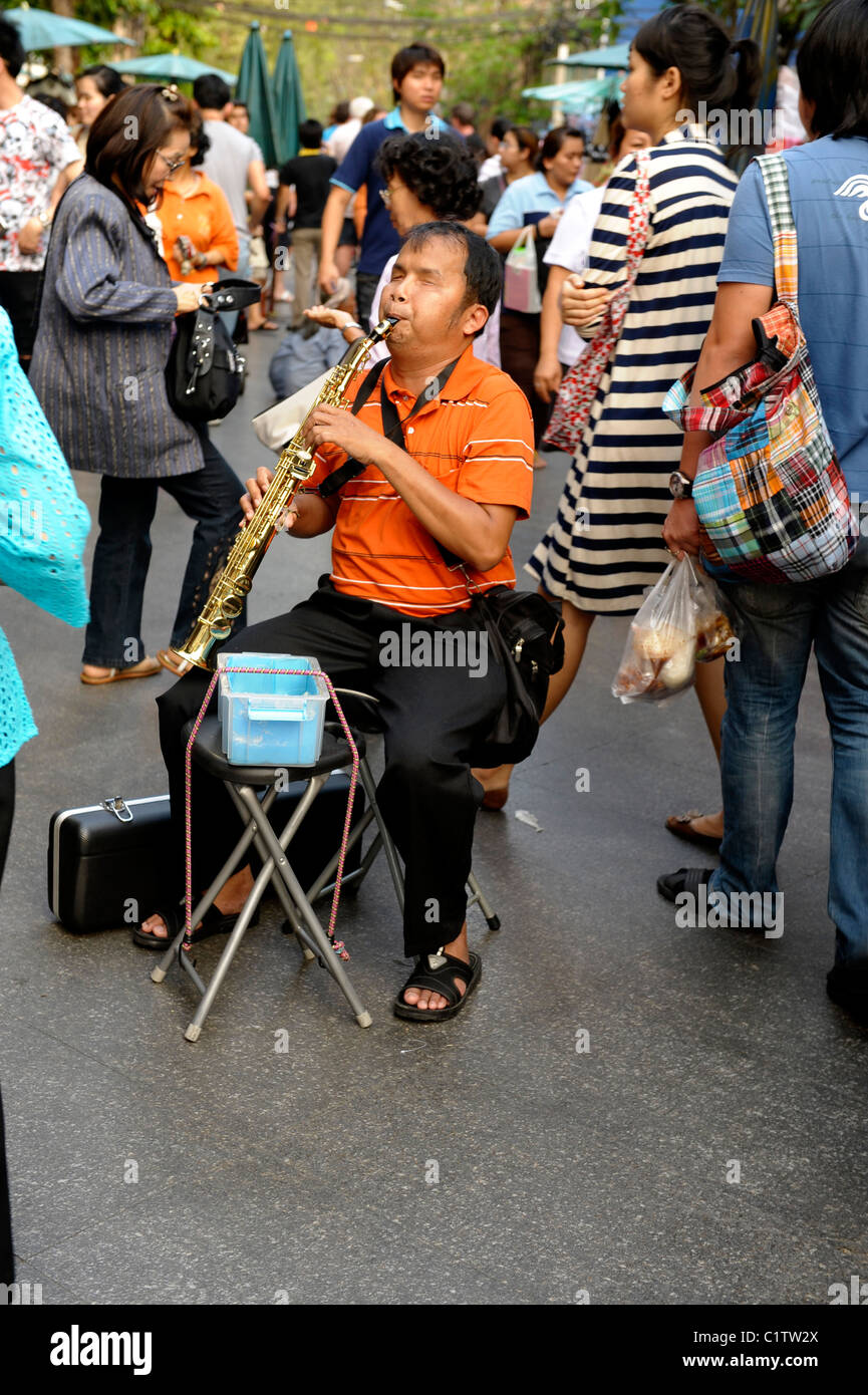 Musicista cieco suonare il clarinetto, Chinatown, bangkok, Thailandia Foto Stock