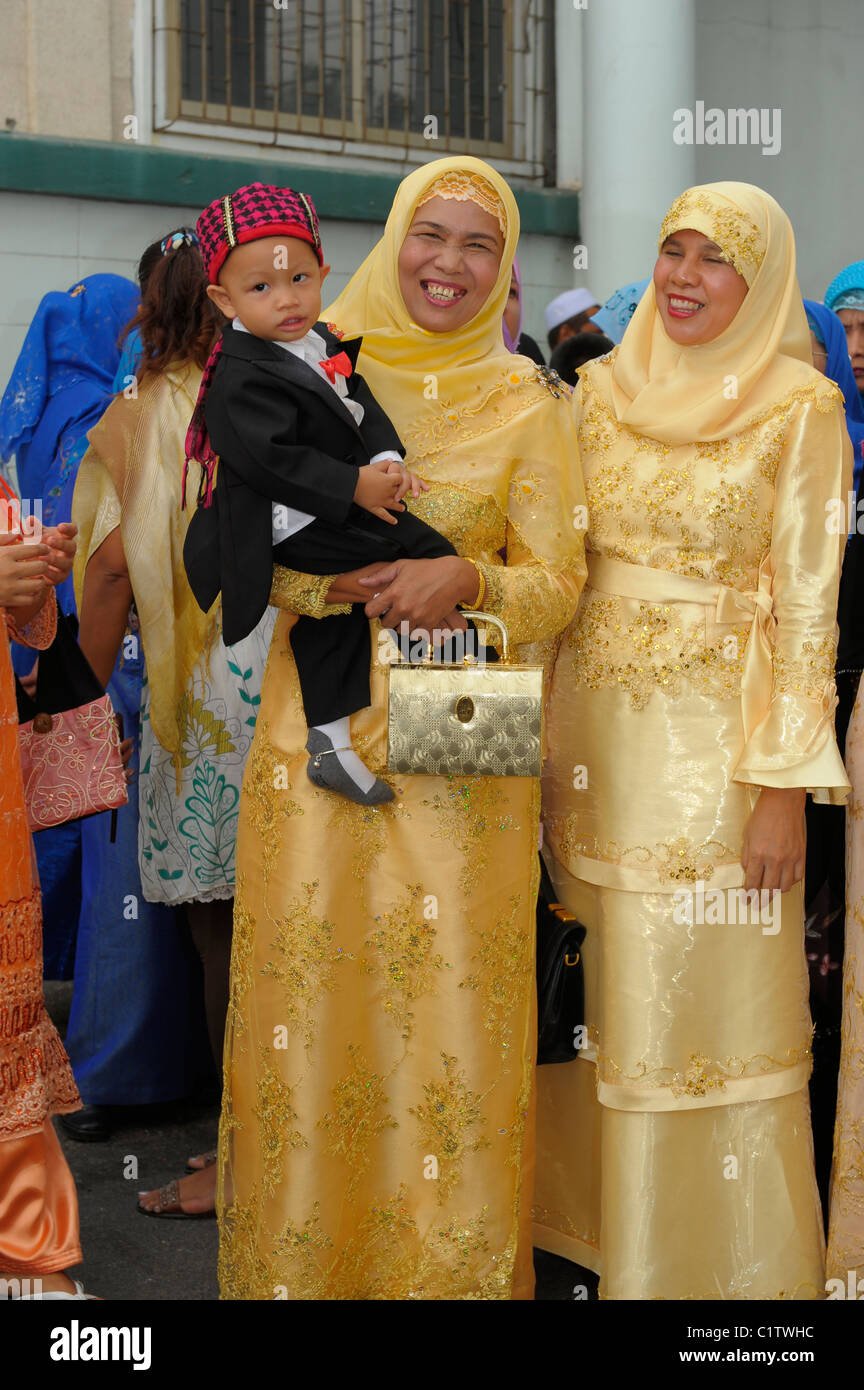 Madre della sposa con gli ospiti, islamico matrimonio , comunità musulmana , bangkok, Thailandia Foto Stock