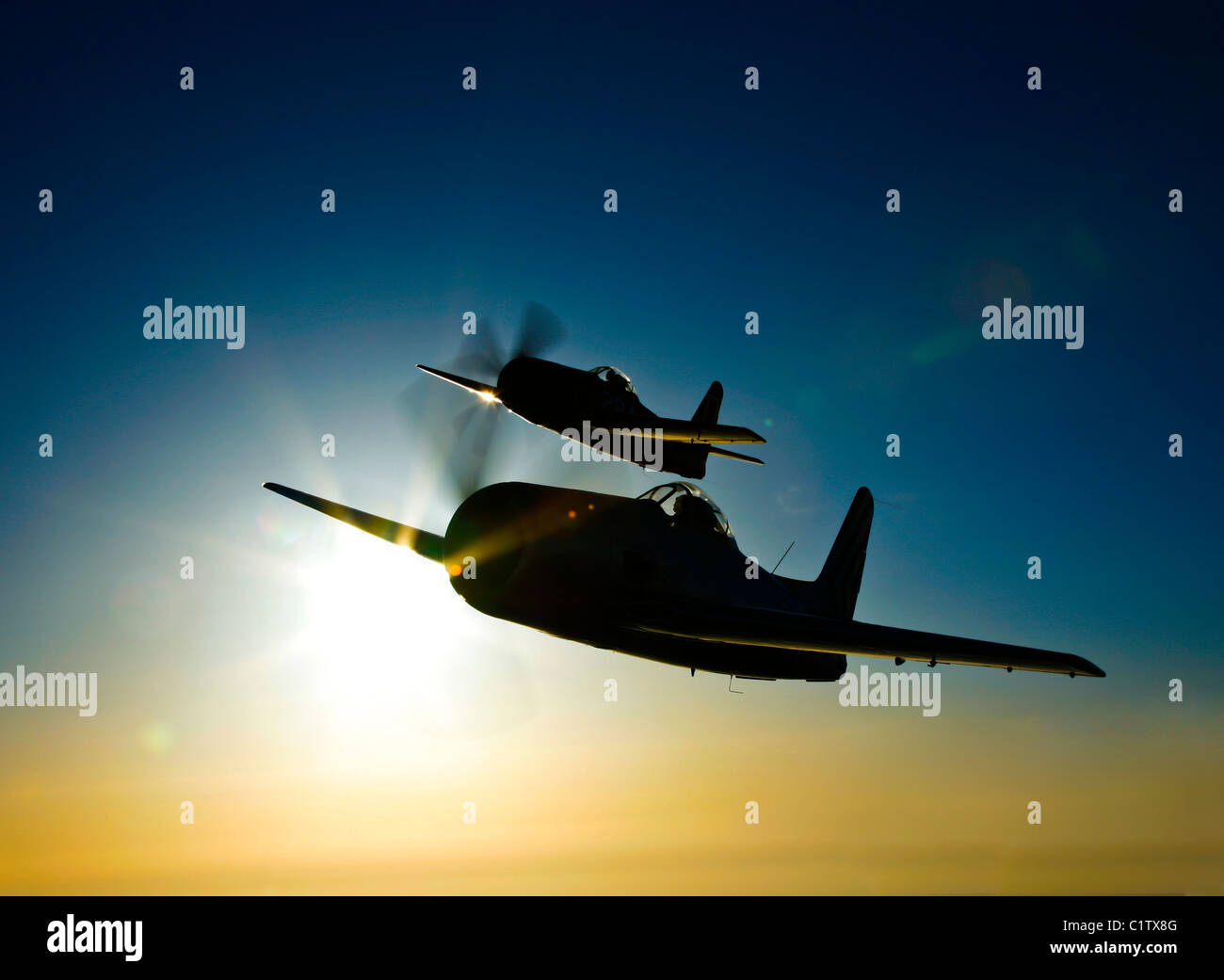 Silhouette di due Grumman F8F Bearcats in volo nei pressi di Chino, California. Foto Stock
