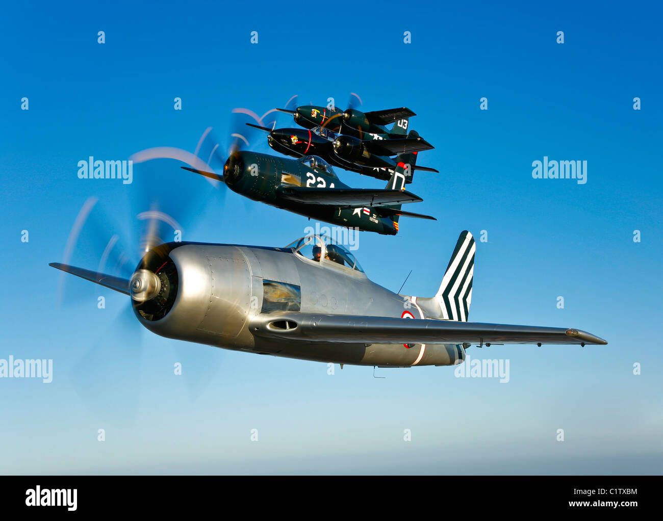 Due Grumman F8F Bearcats e due F7F Tigercats volare in formazione nei pressi di Chino, California. Foto Stock