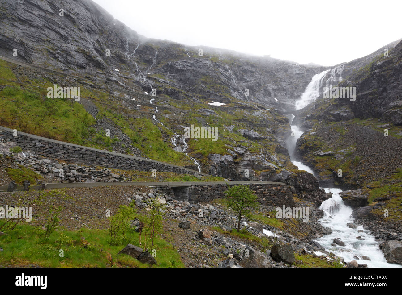 Trollstigen in Norvegia con cascata Stigfossen Foto Stock