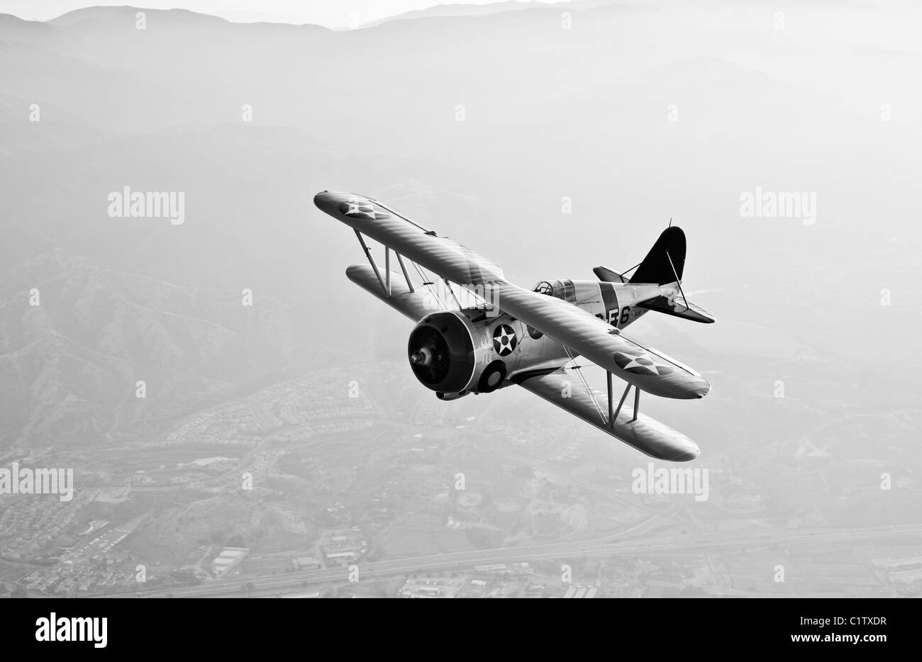 Un Grumman F3F biplano in volo nei pressi di Chino, California. Foto Stock