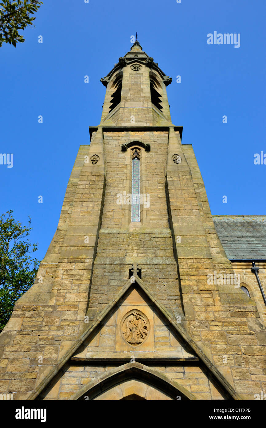 A sud-ovest della torre. Chiesa di Santa Maria degli Angeli. Bolton-le-Sands, Lancashire, Inghilterra, Regno Unito, Europa. Foto Stock